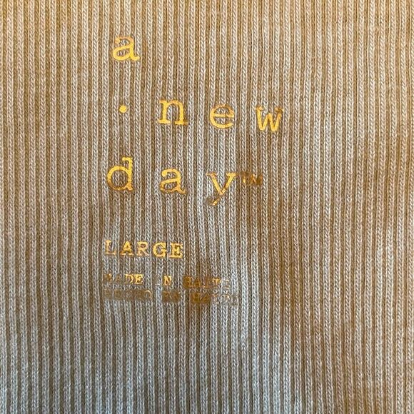 Women’s L-xxl bundle casual tees and sweatshirts, Gap, a new day and more - Picture 9 of 16